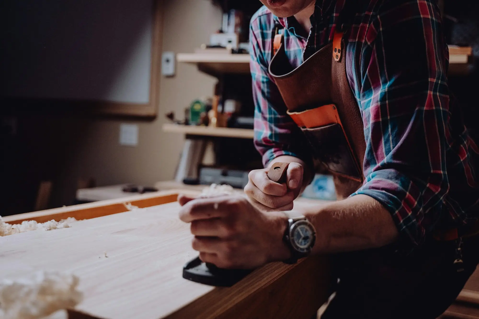Artisan menuisier au travail dans son atelier